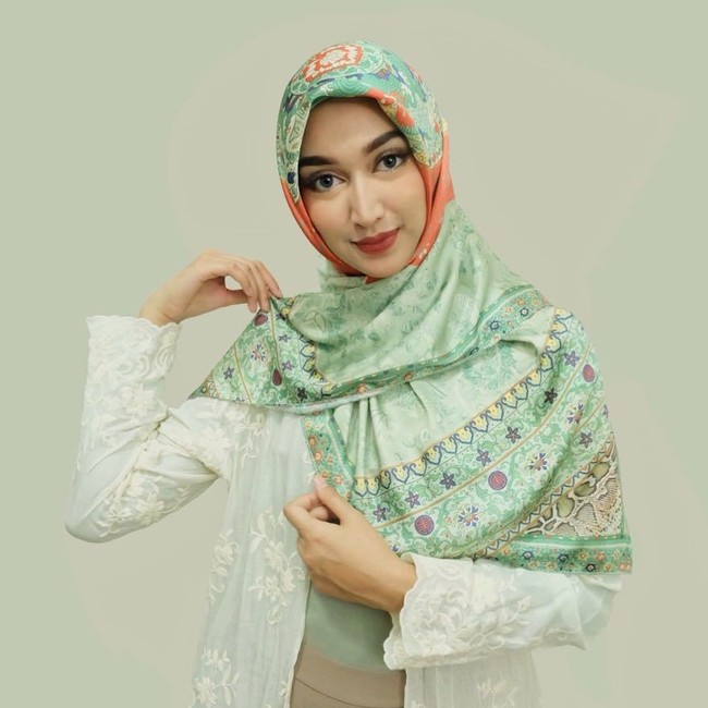 Sesuai dengan penampilannya sehari-hari, hijab motif besutan Indira itu memiliki nuansa feminin seperti motif floral dan warna-warna lembut. Foto: Instagram/IndiraHapsari
