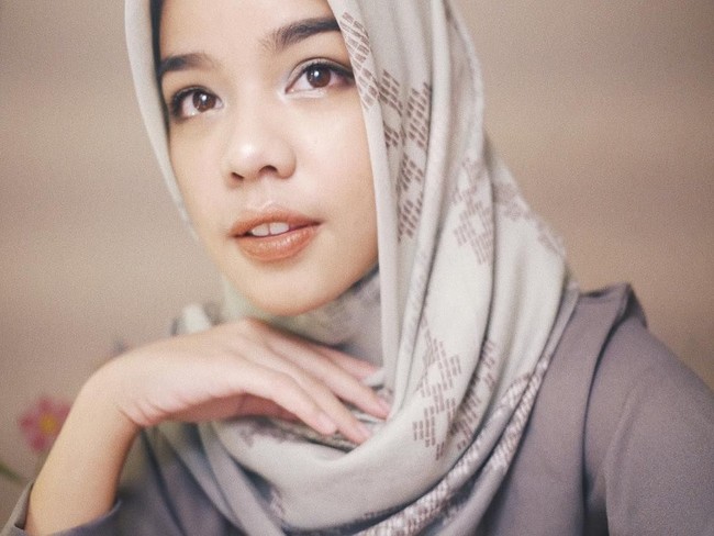 Salah satu tren hijab tahun ini adalah hijab segi empat motif. Hijab seperti ini juga bisa dipakai ke kondangan, tapi pastikan kamu memakai busana tanpa motif agar tak bertabrakan. Foto: Instagram/ffdilla