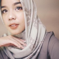 Salah satu tren hijab tahun ini adalah hijab segi empat motif. Hijab seperti ini juga bisa dipakai ke kondangan, tapi pastikan kamu memakai busana tanpa motif agar tak bertabrakan. Foto: Instagram/ffdilla