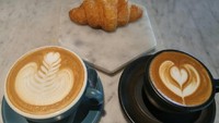Cappuccino dan croissant hangat ni dibikmati @cuncun_lie tanpa mandi dulu. Yang penting ngopi dulu ya! Foto: Instagram @cuncun_lie