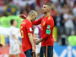 Iniesta tampak ditenangkan kapten Sergio Ramos, usai gagal mengantar Spanyol juara di Piala Dunia terakhirnya. (Foto: Carl Recine/Reuters)