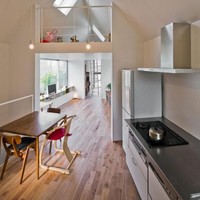 Dapur digabungkan dengan ruang makan untuk tiga orang agar bisa menghemat tempat. (Foto: Dok. Mizuishi Architect Atelier/ Hiroshi Tanigawa)