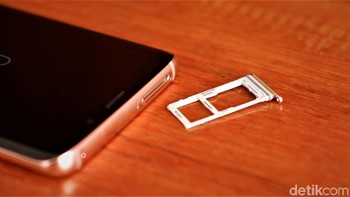 Mendukung dual SIM Card hybrid. Foto: Adi Fida Rahman/detikINET