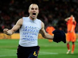 Di usianya yang masih 26 tahun kala itu, Iniesta menjadi salah satu pemain terbaik. Di tahun yang sama, ia pun masuk kandidat peraih Ballon dOr. (Foto: Jamie McDonald/Getty Images)