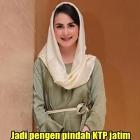 Pesona Arumi Bachsin tentu mampu memikat siapapun yang melihatnya. Hal tersebut membuat banyak netizen terutama pria rasanya ingin pindah KTP ke Jawa Timur jika Ibu PKK-nya cantik. Foto: Istimewa