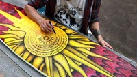 Tak hanya menyukai dunia selancar ombak, Dower pun amat menyukai seni, khususnya seni lukis. Berawal dari mengerjakan tugas kampusnya untuk melukis sebuah papan selancar tua menjadi seperti baru, Dower justru semakin serius menekuni kesukaan barunya ini. Istimewa/Boredpanda.