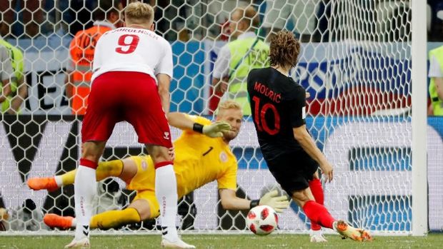 Kasper Schmeichel mementahkan tendangan penalti Luka Modric pada babak tambahan.