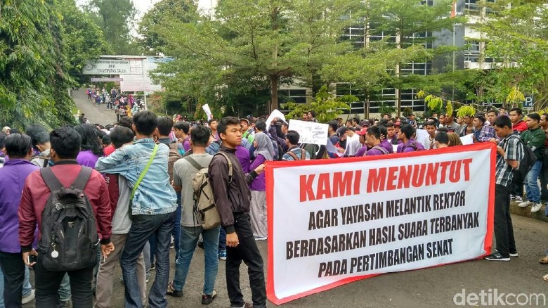 Ambiguitas Organisasi Mahasiswa Ambiguitas Organisasi Mahasiswa