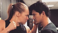 Pose Iko saat bersama juara UFC Ronda Rousey. Dok. Instagram/iko.uwais
