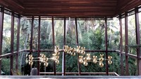 Atap kaca yang bening memungkinkan cahaya alami luar masuk ke dalam rumah. Istimewa/Alexis Dornier/Inhabitat.