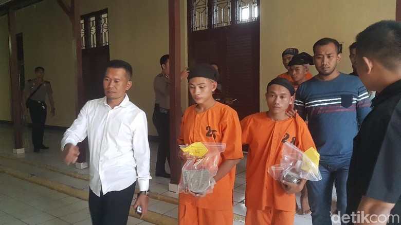 5 Sekawan Pelempar Batu di Tol Tangerang Terancam 9 Tahun Bui 5 Sekawan Pelempar Batu di Tol Tangerang Terancam 9 Tahun Bui