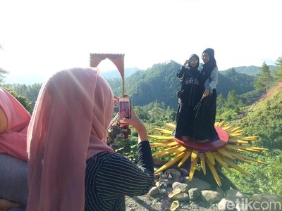 Bernarsis-narsis Ria di Hutan Pinus Malino Bernarsis-narsis Ria di Hutan Pinus Malino