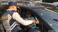 Perluasan sistem ganjil genap mulai diuji coba hari ini. Petugas Ditlantas Polda Metro Jaya dan Dishub DKI Jakarta dikerahkan untuk mengatur lalu lintas dan menyosialisasikan kebijakan tersebut.