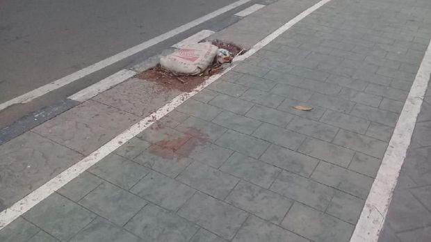 Bekas bercak darah di lokasi penjambretan