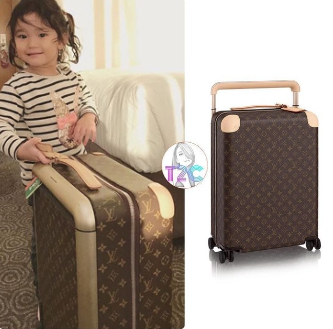 Koper Louis Vuitton yang jadi favorit para bintang sepakbola dunia juga tampak dimiliki artis Ayu Ting Ting. Saat liburan ke New Zealand beberapa waktu lalu, Ayu membawa koper seri Horizon ukuran 50 seharga US$ 2.800 atau sekitar Rp 40 juta. (Foto: Instagram)