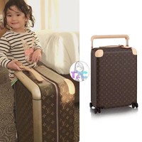 Koper Louis Vuitton yang jadi favorit para bintang sepakbola dunia juga tampak dimiliki artis Ayu Ting Ting. Saat liburan ke New Zealand beberapa waktu lalu, Ayu membawa koper seri Horizon ukuran 50 seharga US$ 2.800 atau sekitar Rp 40 juta. (Foto: Instagram)