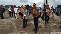 Rini Soemarno dan Ignasius Jonan meninjau pembangkit listrik tenaga bayu (PLTB) alias kebun angin Sidrap.