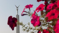 Di seberang jalan dari Samara Embankment ada alun-alun Glory Square dan Monument of Glory untuk mengenang jasa kaum buruh pabrik pesawat di masa Perang Dunia II (Russia Travel)