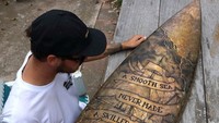 Proses pengerjaan papan selancar ini membutuhkan waktu kurang lebih 3-6 minggu tergantung pilihan dari para konsumen. Istimewa/Boredpanda.