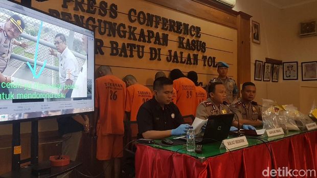  Jumpa pers kasus pelemparan batu di Tol Tangerang-Merak di Mapolres Serang, Senin (2/7/2018)