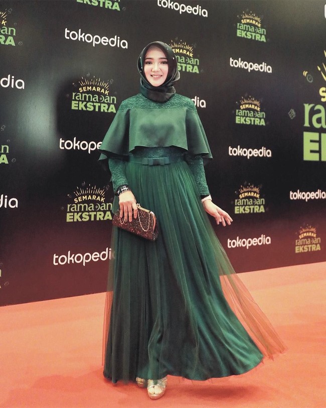 Tampil spesial tak hanya terlihat dari model hijab, tapi bisa juga dari bahan hingga aksesori yang dikenakan. Pemilihan bahan organza sempat jadi tren di tahun 2017. Bahan kaku yang mengkilap ini dinilai pas untuk tampilan saat ke kondangan. Tren tersebut masih berlanjut hingga tahun ini. Foto: Instagram/AyuIndriati