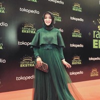 Tampil spesial tak hanya terlihat dari model hijab, tapi bisa juga dari bahan hingga aksesori yang dikenakan. Pemilihan bahan organza sempat jadi tren di tahun 2017. Bahan kaku yang mengkilap ini dinilai pas untuk tampilan saat ke kondangan. Tren tersebut masih berlanjut hingga tahun ini. Foto: Instagram/AyuIndriati