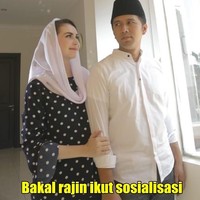 Emil Dardak yang sebelumnya menjadi bupati Trenggalek, unggul di Pilkada Jawa Timur mendampingi Khofifah menjadi calon Wakil Gubernur. Istri Emil pun merupakan selebriti Arumi Bachsin. Nah kalau ibu Pembina Kesejahteraan Keluarga (PKK) cantik seperti Arumi, mungkin banyak yang ingin ikut berbagai kegiatan sosialisasinya.Foto: Istimewa