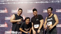 Selain itu, Abel juga terlihat mengikuti olahraga tough mudder bersama sang adik Nigel Philo , dan kawan lainnya. Foto: Instagram/abelpoetra