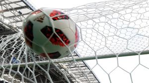 Gol Terjauh di Laga Bola? Dari Goal Kick, Kiper Jebol Gawang Lawan!