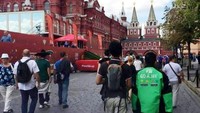 Roy yang setiap harinya ngojek, menjadi viral setelah ia membagikan postingan tengah berada di Rusia sedang menonton pertandingan bola dengan mengenakan atribut Go-Jek. Istimewa/Instagram @roy96rsz.