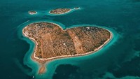 Dari Zadar, traveler bisa Island Hopping ke Galesnjak, pulau cantik yang berbentuk hati. Di sini, traveler bisa snorkeling dan main air sampai puas. (Instagram/@likezadar)