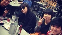 Pada 24 November 2014, Taecyeon membagikan kenangan ini. Kalau dilihat, sepertinya ini bukan di Korea. Tapi saat itu ia makan dengan siapa, ya? Foto: Instagram otaecyeonk