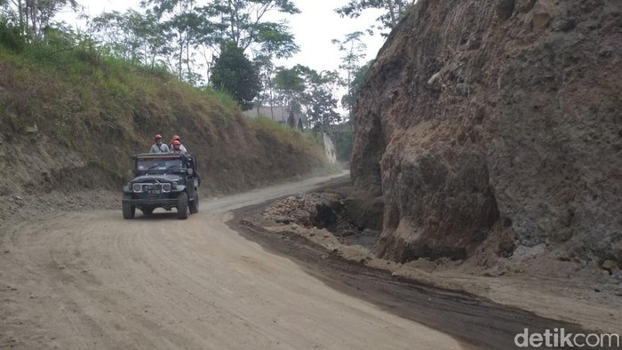 Tim dari Pemkab Sleman sisir ulang jalur jip wisata lava tour Gunung Merapi, Sleman, Senin (2/7/2018).