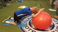 Di luar olahraga kekuatannya, ternyata Schmeichel juga rutin melakukan yoga untuk kelenturannya dan meningkatkan kesehatan mentalnya untuk berada selama di lapangan hijau. Cool ya! (Foto: Instagram/kasperschmeichel)