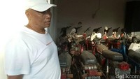 Raja Sengon ini mempunyai kegemaran mengoleksi motor-motor tua/Foto: Ardian Fanani
