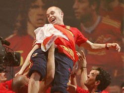 Kini Iniesta memutuskan gantung sepatu dari Timnas Spanyol. Total ia punya caps 136 dan mencetak 13 gol, dengan gelar Piala Dunia 2010 dan Piala Eropa 2008 dan 2012 berhasil dipersembahkannya. Atas semua sumbangsihnya, Gracias, Iniesta!. (Foto: Daniel Sastre/Getty Images)