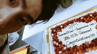 Wah, ada kue stawberry yang diberikan seorang fans pada peluncuran single 2 PM versi Jepang pada 2016 lalu. Saat ini, 2 PM memang tengah naik daun di Jepang. Foto: Instagram otaecyeonk
