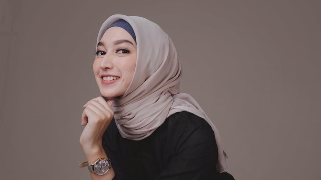 Gaya busana Indira pun cukup sederhana. Biasanya ia tampil mengenakan blouse, tunik, dan dipadukan dengan celana katun. Foto: Instagram/IndiraHapsari Foto: Instagram/IndiraHapsari