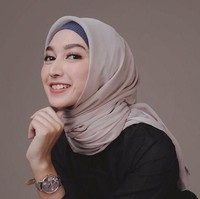 Gaya busana Indira pun cukup sederhana. Biasanya ia tampil mengenakan blouse, tunik, dan dipadukan dengan celana katun. Foto: Instagram/IndiraHapsari Foto: Instagram/IndiraHapsari