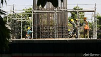 Pekerja melakukan proses pembangunan Tol Becakayu seksi 1A di Kebon Nanas, Jakarta Timur, Senin (2/7/2018).