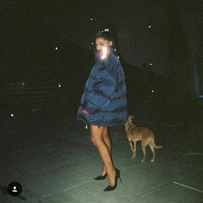 Ariana memakai jaket bulky tanpa celana. Tampilannya semakin seksi dengan penggunaan high heels. Foto: dok. Instagram (@arianagrande)