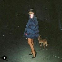 Ariana memakai jaket bulky tanpa celana. Tampilannya semakin seksi dengan penggunaan high heels. Foto: dok. Instagram (@arianagrande)