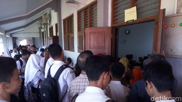 Pendaftar SMAN 6 Surakarta antre masuk ke ruang verifikasi data diri.