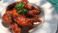 Foto ini juga jadi bukti kalau Tya hobi masak. Chicken wings dengan baluran saus buatannya kelihatan sedap kan? Foto: Instagram tyaarifinnw