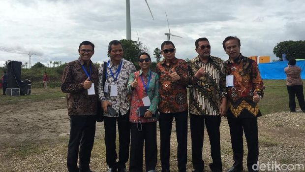 Kompak Batikan, Rini hingga Jonan 'Ketiup Angin' di Sulawesi