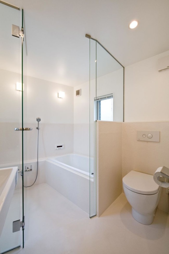 Kamar mandi pun dilengkapi bath tub, wastafel dan shower. (Foto: Dok. Mizuishi Architect Atelier/ Hiroshi Tanigawa)