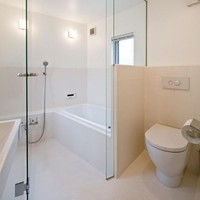 Kamar mandi pun dilengkapi bath tub, wastafel dan shower. (Foto: Dok. Mizuishi Architect Atelier/ Hiroshi Tanigawa)