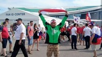 Dalam beberapa foto juga Roy tampak bangga mengenakan jaket hijau Gojek yang begitu khas, tidak lupa Roy juga membawa bendera merah putih. Roy mengaku berhasil mengumpulkan uang untuk modal melakukan perjalanan ke Rusia dari hasil ngojek selama empat tahun. Istimewa/Instagram @roy96rsz.