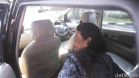 Diah Anggraeni memasuki mobil untuk meninggalkan gedung KPK.
