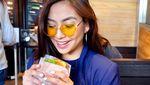 10 Pose Makan Shanika Silverio, Pilot Cantik yang Viral Ini Bagai Model